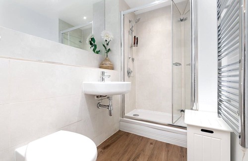 Chelsea Harbour Apartment | Spacious, modern, cosy apartment in the heart of Battersea