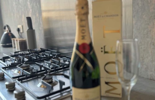 Grimsby Apartment | Grimsby Central Luxury 2 Bedrooms, Sleeps 3 Flat 2