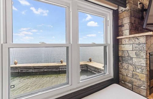 Elizabethtown-Kitley Cottage | Luxury Waterfront Residence in exclusive Lily Bay (seasonal discount)