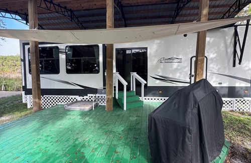 Pierson RV Rental | Cozy campground in charming Pierson with AC, WiFi