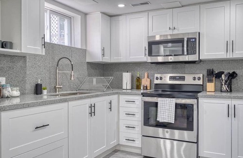 Hamilton House | Modern design conveniently mins to hwy + amenities