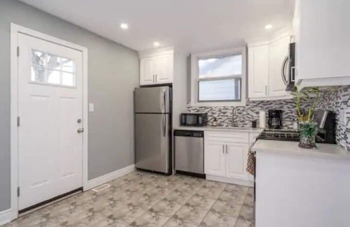 Hamilton House | 3-BR Near Fairfield Park & Local Groceries w/WIFI