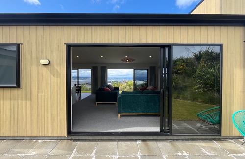 Nukuhau House | Panoramic Paradise: Stunning Lake and Mountain Views in Taupō