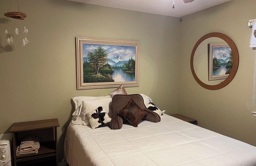 Hanford House | Western Charm: Cozy Rustic Room