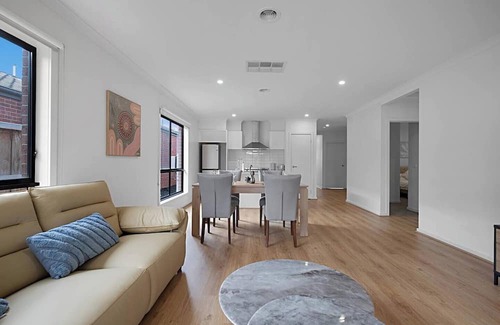 Melton South House | Stylish & Perfect for Relaxation
