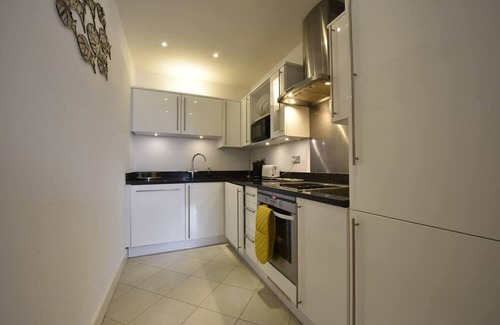 Southampton City Centre Apartment | Elegant Top-Floor Apartment with Large Private Roof Terrace in City Centre