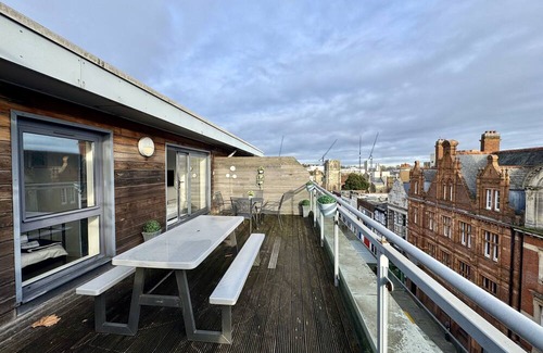 Southampton City Centre Apartment | Elegant Top-Floor Apartment with Large Private Roof Terrace in City Centre