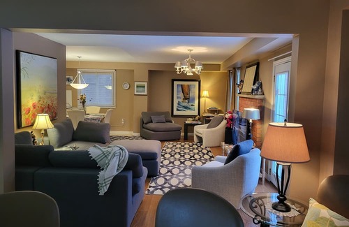 Hamilton House | 5 minutes to Limeridge Mall, and to the hyways to Niagara Falls, to Toronto