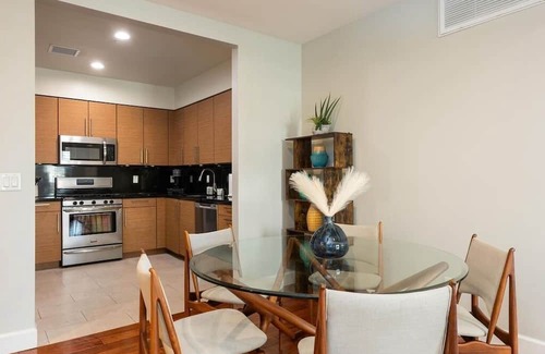 Downtown Apartment | Beachfront Bliss: Stunning Ocean view right on Sand