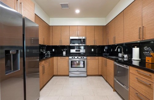 Downtown Apartment | Beachfront Bliss: Stunning Ocean view right on Sand
