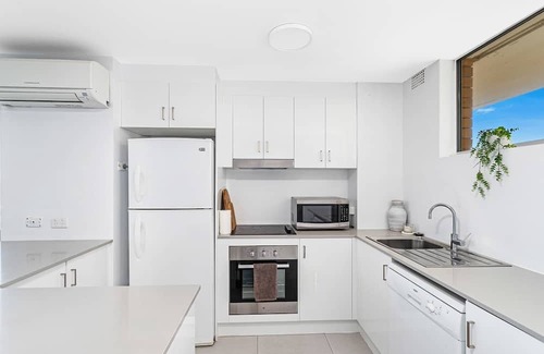 Paradise Point Apartment | Surfers Paradise Beachfront