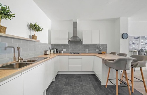 Hanham Apartment | Exquisite Scandi Gem of Bristol - Sleeps 6