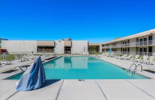 Hamilton House | Your Budget-Friendly Room with Pool and Free Breakfast | 2 Rooms