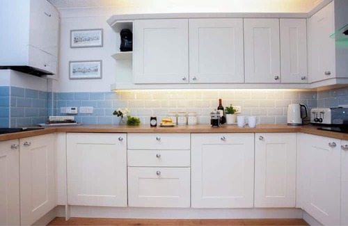 Babbacombe Apartment | Chic Torquay Two Bed Two Bath Apartment w/ Parking Close To Beach & Restaurants