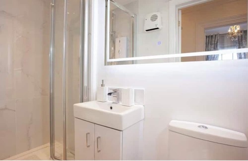 Babbacombe Apartment | Chic Torquay Two Bed Two Bath Apartment w/ Parking Close To Beach & Restaurants