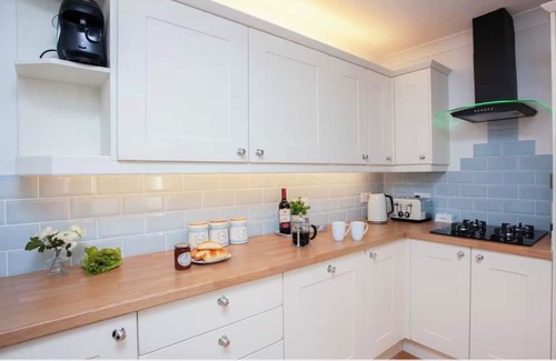 Babbacombe Apartment | Chic Torquay Two Bed Two Bath Apartment w/ Parking Close To Beach & Restaurants