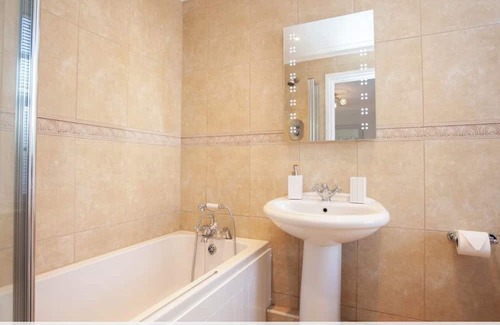 Babbacombe Apartment | Chic Torquay Two Bed Two Bath Apartment w/ Parking Close To Beach & Restaurants