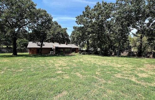 Jenks House | 3-bedroom w/HUGE backyard, <1 mile from Spain Ranch and 5 minutes from Jenks!