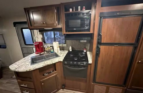 Cleburne House | Charming 2-bedroom caravan in delightful Cleburne with AC, WiFi