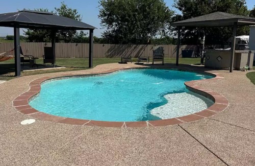 Cleburne House | Charming 2-bedroom caravan in delightful Cleburne with AC, WiFi