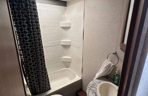 Cleburne House | Charming 2-bedroom caravan in delightful Cleburne with AC, WiFi