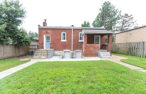 St. Louis House | Cozy townhome in Central St. Louis
