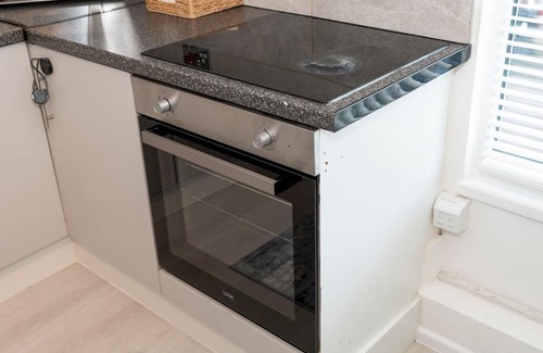 East Acton House | Pass the Keys | 4-Bedroom Cottage in London - Sleeps 10 + Parking