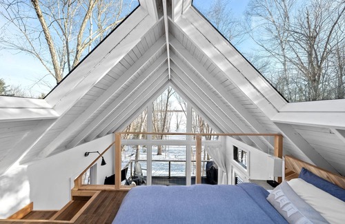 Hampstead Cabin | Secluded Lakefront Treetop Cabin with Nordic Spa