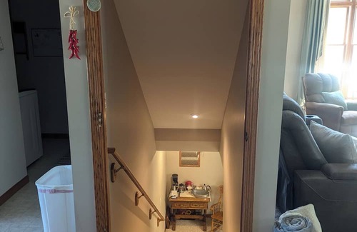 Hesston House | Meadow Lane Retreat Spacious 4-bedroom house in wonderful Hesston with AC, WiFi