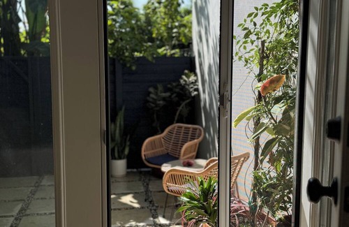 Mid-Wilshire House | Dreamy California Bungalow in the middle of Los Angeles.