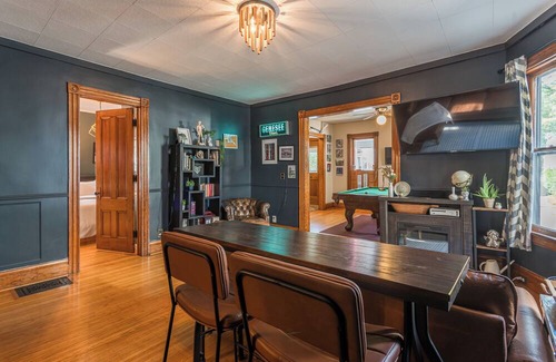Downtown Rochester Apartment | Stylish 3 Bedroom W/AC ❄️, Mesh WiFi 🛜, Billiards 🎱 table, Games🎯🎮,parking