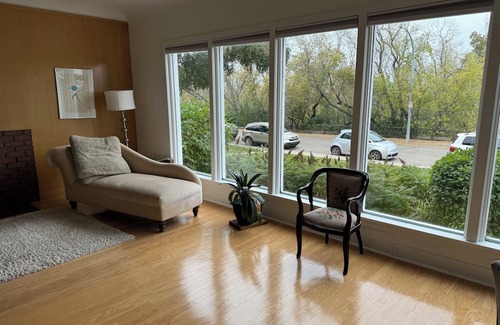 Saskatoon Downtown House | 5 minutes to downtown, University, Hospital, Cozy Gallery House on the River
