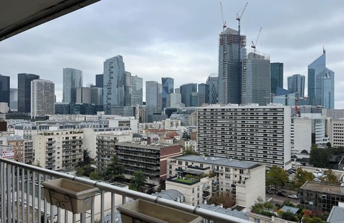 Puteaux Apartment | Chic & Spacieux avec vue imprenable sur la Défense