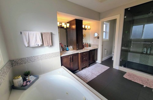 Chestermere House | Lakeside Retreat with Jacuzzi