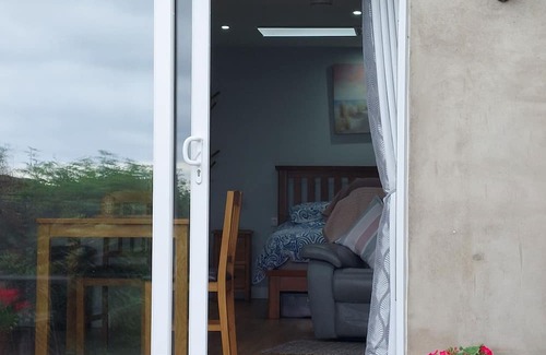 Coleraine Apartment | Cosy studio close to a beautiful sandy beach and places of historical interest