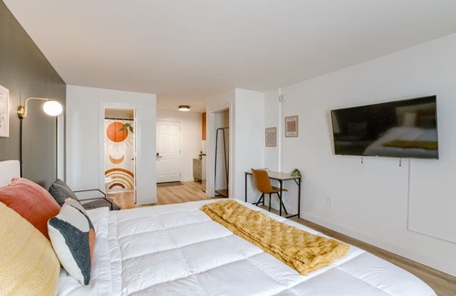 Lincoln Apartment | Room 101 - Fully renovated suite in terrific Lincoln with Wifi & King-Size Bed