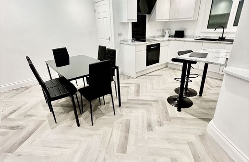 Wolverhampton House | Stylish House in Wolverhampton with Free Parking