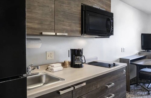 Pooler House | Clean Pet-Friendly Room w/Kitchen, Free Parking, Breakfast Available