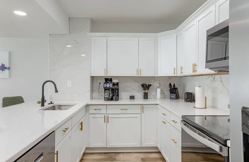 Riverview House | Family-Friendly Stay in Kansas 3Bedroom w/Backyard Arcade & Fire Pit
