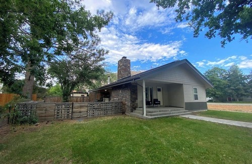Hailey House | Newly renovated downtown 2 bedroom duplex- walk to everything in Hailey