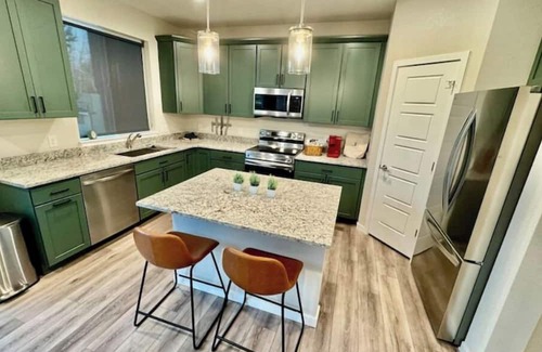 Superior House | Spacious Home. Trails, open space & Views.nn