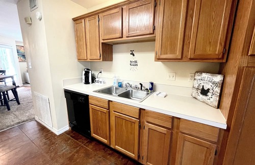 Monroe Bed & Breakfast | Bayou and Beyond: The View with hot tub and Kayak rentals