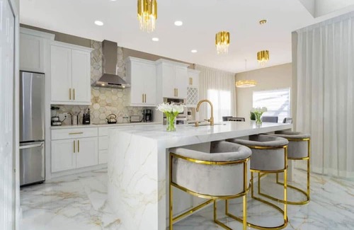 Highgate Park House | 407A) Extremely nice home with private pool!
