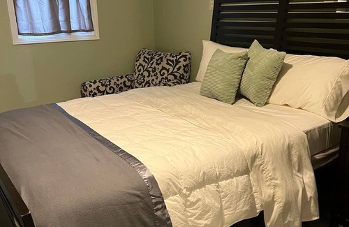 Marietta House | Pit Stop… Private Entrance, Independent & Convenient & Comfy Bedroom!