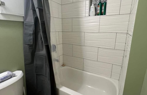 Marietta House | Pit Stop… Private Entrance, Independent & Convenient & Comfy Bedroom!