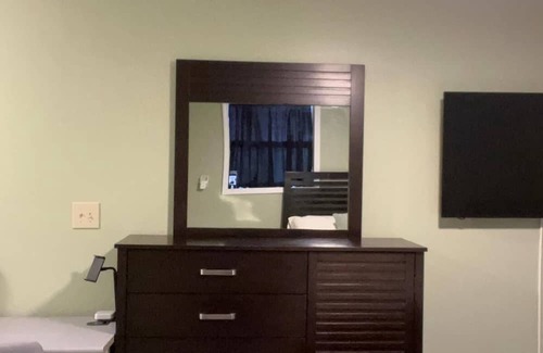 Marietta House | Pit Stop… Private Entrance, Independent & Convenient & Comfy Bedroom!