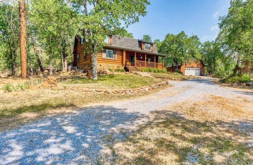 Bella Vista House | Lovely family log cabin- Shasta Lake fun, sports travelers or car enthusiasts