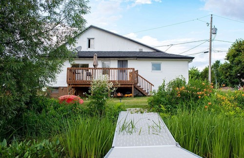 Namur Cottage | Detente Namur, a delightful two-bedroom chalet nestled by a tranquil small lake