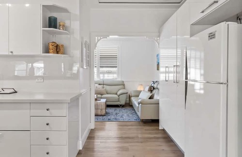 Budgewoi House | Lux Cottage with Spa- Pool Table-Kayaks-EV Charger
