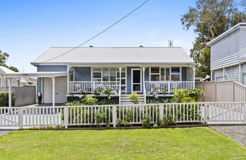 Budgewoi House | Lux Cottage with Spa- Pool Table-Kayaks-EV Charger